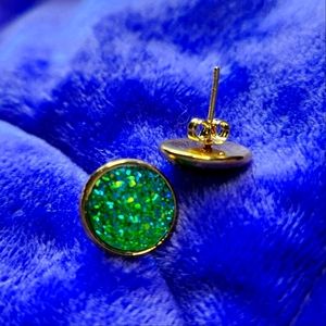 Gold plated stud earrings 💚